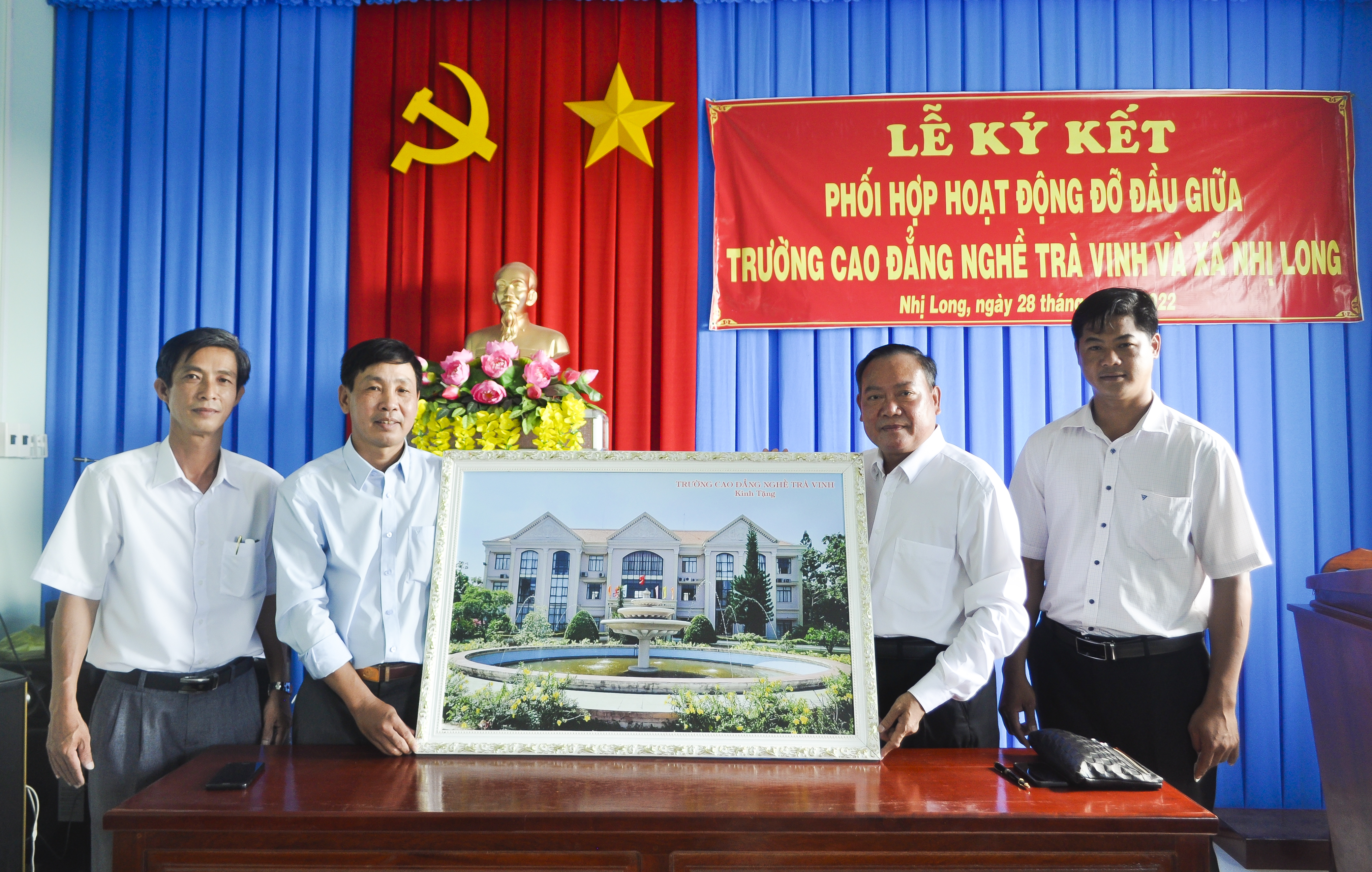 Trường Cao đẳng nghề Trà Vinh ký kết đỡ đầu xã Nhị Long, huyện Càng Long